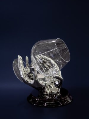 2057700 Կոնյակի բաժակ ձեռքերի մեջ